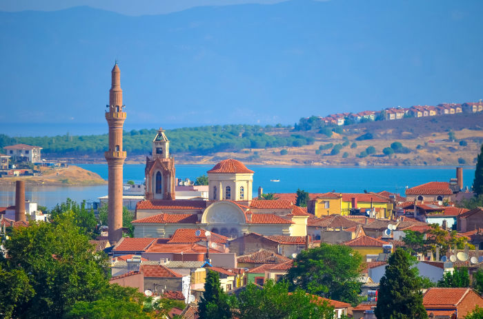 Ayvalik Küstenstadt Türkei – Schauplatz der Netflix-Serie Ein anderes Selbst mit Blick auf Meer und Dächer