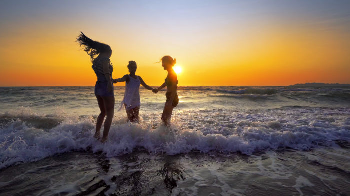 Drei Freundinnen am Meer im Sonnenuntergang – Freundschaft als Heilraum in Ein anderes Selbst«