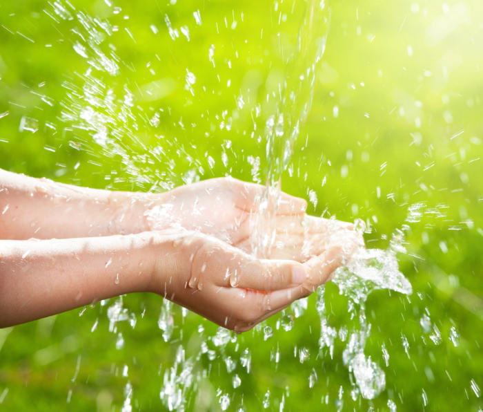Hände im fließenden Wasser – Bild für bedingungslose Liebe und heilende Natur in Ein anderes Selbst Rezension
