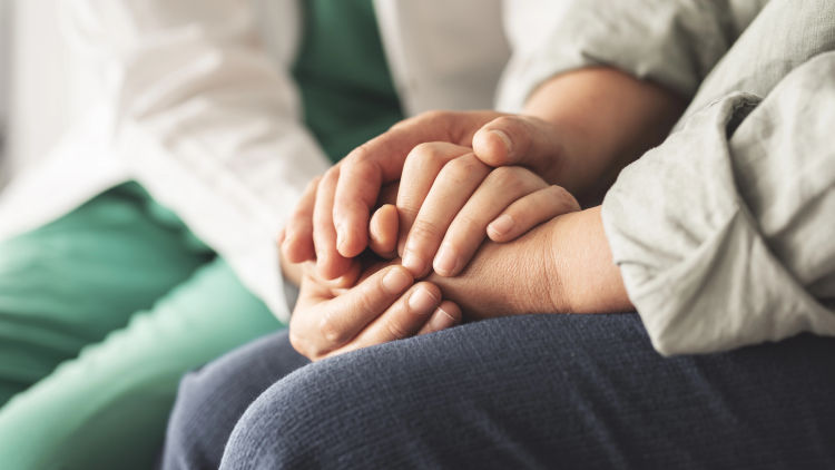 Haltende Hände als Symbol für supportive friends und heilende Freundschaft in der Netflix-Serie Ein anderes Selbst